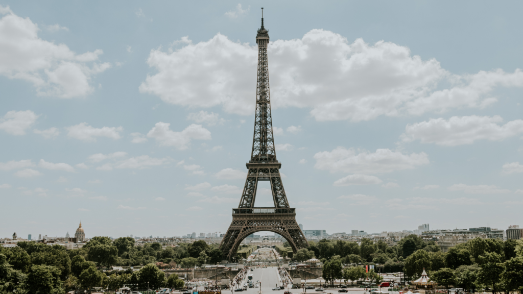 Best luggage storage option near the Eiffel Tower LUGGAGE STORAGE in Paris