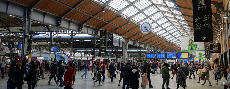 les options de consigne à bagages à la Gare Saint Lazare Paris